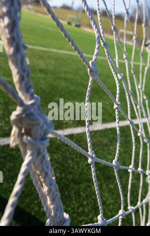 Details zu einem Amateur-Fußballfeld in Schottland an einem sonnigen Frühlingsmorgen Stockfoto