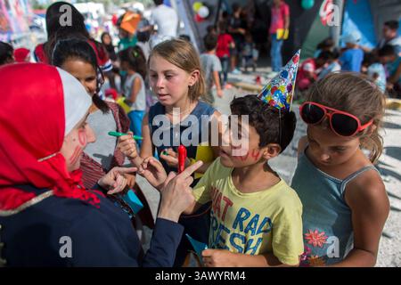 6. Juli 2016 - Moria, Lesbos, Griechenland - Kinderaktivitäten im Flüchtlingslager Kara Tebe, wo 1000 syrische Flüchtlinge untergebracht sind. (Bild: © Ton Koene via ZUMA Wire) Stockfoto