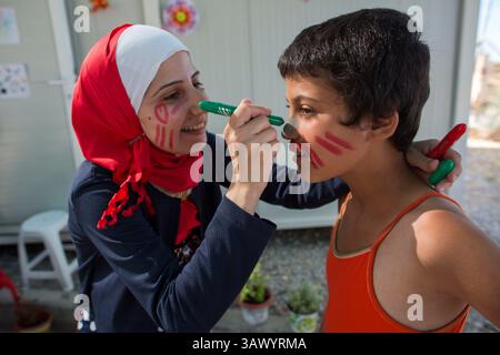 6. Juli 2016 - Moria, Lesbos, Griechenland - Kinderaktivitäten im Flüchtlingslager Kara Tebe, wo 1000 syrische Flüchtlinge untergebracht sind. (Bild: © Ton Koene via ZUMA Wire) Stockfoto