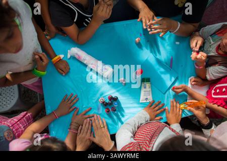 6. Juli 2016 - Moria, Lesbos, Griechenland - Kinderaktivitäten im Flüchtlingslager Kara Tebe, wo 1000 syrische Flüchtlinge untergebracht sind. (Bild: © Ton Koene via ZUMA Wire) Stockfoto