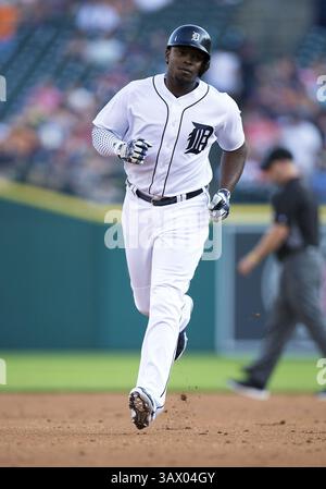18. Juli 2016: Justin Upton (8), der Outfield der Detroit Tigers, rundet die Basen ab, nachdem er seine 200. Karriere-Homerun im MLB-Spiel zwischen den Minnesota Twins und den Detroit Tigers im Comerica Park in Detroit, Michigan, erreicht hatte. Die Tigers besiegten die Zwillinge mit 1:0. John Mersits/CSM(Bild: © John Mersits/CSM via ZUMA Wire) Stockfoto