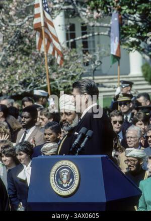 12. April 1983: Washington, District of Columbia, U.. S - Präsident Ronald Reagan wird von Sultan Qaboos bin Said über Oman auf dem Podium während der offiziellen Ankunftszeremonie des Staates auf dem Südrasen des Weißen Hauses begrüßt (Bild: © Mark Reinstein Via ZUMA Wire) Stockfoto