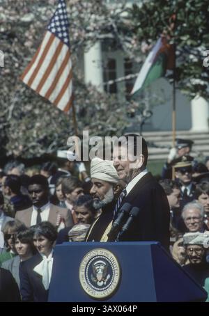12. April 1983: Washington, District of Columbia, U.. S - Präsident Ronald Reagan wird von Sultan Qaboos bin Said über Oman auf dem Podium während der offiziellen Ankunftszeremonie des Staates auf dem Südrasen des Weißen Hauses begrüßt (Bild: © Mark Reinstein Via ZUMA Wire) Stockfoto