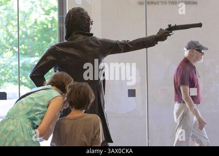Juli 2016: New York, New York, USA S - Eine Statue von ALEXANDER HAMILTON in Bronze, die vom Bildhauer Kim Crowley geschaffen wurde, zielt auf den schicksalhaften Moment seines berüchtigten Duells mit Aaron Burr. 1804 Besucher der New-York Historical Society sahen heute die Statue (und einen seiner berüchtigten Gegenstücke, Aaron Burr, der seine Pistole auf Hamilton zielte), lasen die erklärenden Tafeln der Statuen, besichtigten die Museumssammlung der Gesellschaft und nahmen an verschiedenen Veranstaltungen zum 4. Juli und zum Sommer von [Alexander] Hamilton Teil. (Kreditbild: © Staton Rabin Via ZUMA Wire) Stockfoto