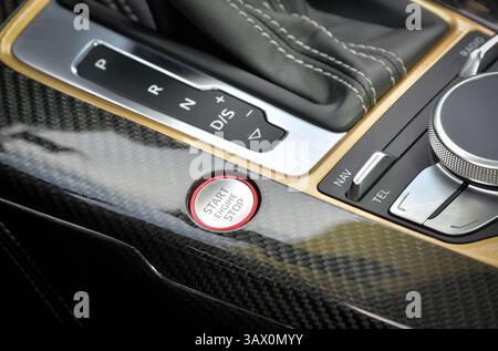 Taste zum Starten und Stoppen des Motors im Auto auf der Automobilausstellung Stockfoto