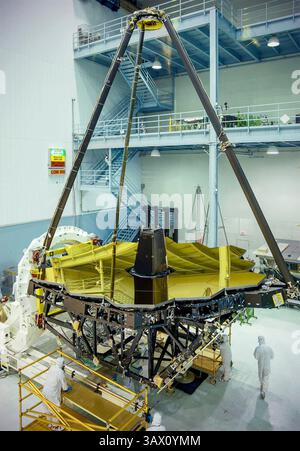 27. April 2016 - ..im Reinraum des Goddard Space Flight Centers der NASA in Greenbelt, Maryland, befindet sich der Hauptspiegel des James Webb Space Telescope. Der goldene Spiegel des James Webb Space Telescope, das Goddard Space Flight Center der NASA, Greenbelt, Maryland, Amerika - 27. April 2016. Die 18 Spiegel, aus denen der Hauptspiegel besteht, wurden einzeln mit einer schwarzen Abdeckung geschützt, als sie an der Teleskopstruktur montiert wurden. Zum ersten Mal seit Fertigstellung des Hauptspiegels wurden die Abdeckungen angehoben. Stockfoto