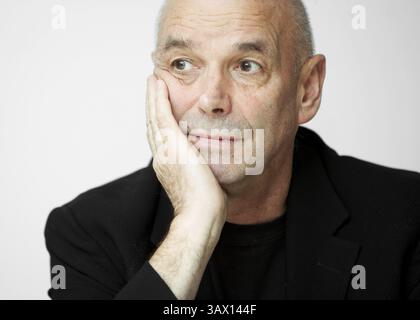 14. Januar 2010 – Hollywood, Kalifornien, USA – Regisseur Martin Campbell des Films „Edge of Darkness“ in Los Angeles, KALIFORNIEN am 14. Januar 2010 (Foto: © Armando Gallo/ZUMA Studio) Stockfoto