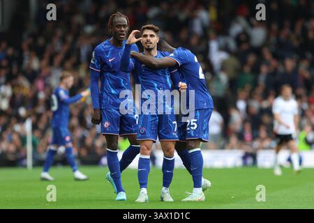 London, Großbritannien. April 2025. Craven Cottage, 20. April 2025: Pedro Neto von Chelsea Heart signalisiert die Fans zur Feier mit den Teamkollegen Trevoh Chalobah und Moises Caicedo aus Chelsea während des Premier League-Spiels zwischen Fulham und Chelsea am 20. April 2025 im Craven Cottage in London. (Pedro Soares/SPP) Credit: SPP Sport Press Photo. /Alamy Live News Stockfoto