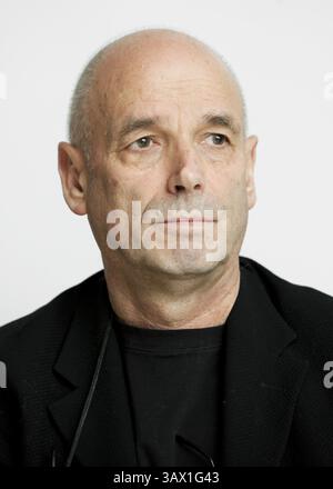 14. Januar 2010 – Hollywood, Kalifornien, USA – Regisseur Martin Campbell des Films „Edge of Darkness“ in Los Angeles, KALIFORNIEN am 14. Januar 2010 (Foto: © Armando Gallo/ZUMA Studio) Stockfoto