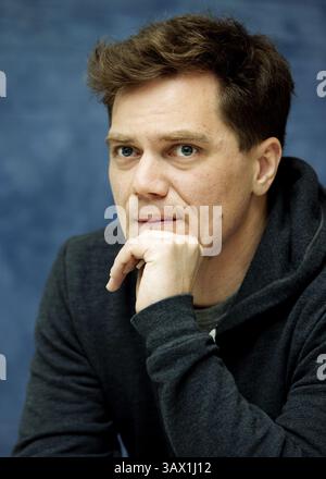 11. März 2010 – Hollywood, Kalifornien, USA – MICHAEL SHANNON wirbt für „The Runaways“ (2010). Michael Corbett Shannon (* 7. August 1974) ist ein US-amerikanischer Schauspieler und Musiker. Shannon erhielt erstmals Aufmerksamkeit für seinen Auftritt in der 8 Mile 2002, wo er den Freund von Eminems Mutter, gespielt von Kim Basinger, porträtierte. 2008 wurde er für den Academy Award als bester Nebendarsteller für seine Aufführung in der Revolutionary Road nominiert. Er spielte Nelson Van Alden in der HBO-Serie Boardwalk Empire (2010–2014). Seine Auftritte in dem Film Take Shelter von 2011 führten zu weiteren Entwicklungen Stockfoto