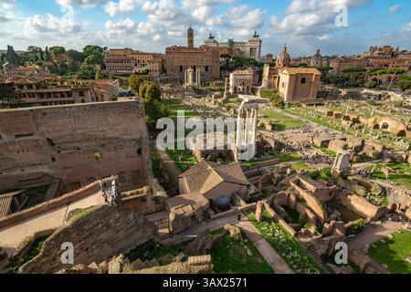 Atemberaubender Panoramablick auf die antiken römischen Ruinen in Rom, Italien Stockfoto