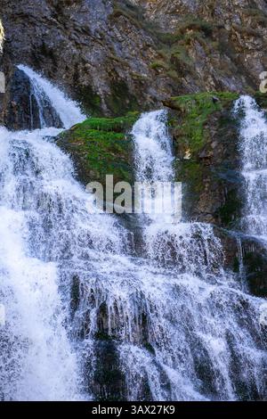 Blick auf kleine Wasserfälle im Wasserloch-Klamm-Palfau Park, Österreich Stockfoto