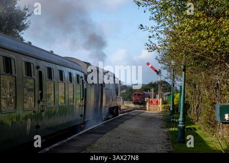 Eine pazifiklokomotive der britischen Klasse, die durch einen Südbahnhof in großbritannien fährt Stockfoto
