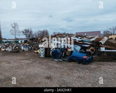 Rostige, kaputte Reste von Autos auf dem Schrottplatz. Stockfoto