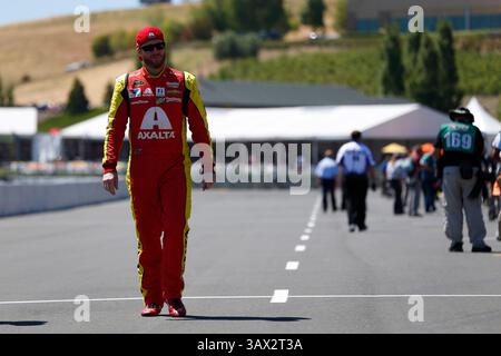 25. Juni 2016 - Sonoma, CA, USA - Sonoma, CA - 25. Juni 2016: Dale Earnhardt Jr. (88) hängt auf der Boxenstraße ab, bevor er sich für den Toyota - Save Mart 350 auf dem Sonoma Raceway in Sonoma, CA qualifiziert. (Kreditbild: © ASP/CSM via ZUMA Wire) Stockfoto