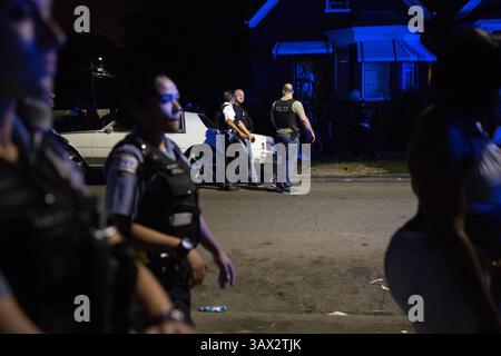 26. Juni 2016 – Chicago, IL, USA – Mitglieder der Chicagoer Polizeibehörde gehen die Straße entlang, während sie die Szene einer tödlichen Schießerei im 700 Block der North Ridgeway Avenue am Sonntag, 26. Juni 2016, im East Garfield Park von Chicago räumen. Ein 55-jähriger Mann, der später erschossen wurde, starb im Mount Sinai Hospital und eine 35-jährige Frau wurde ins Bein geschossen. (Kreditbild: © Erin Hooley/TNS via ZUMA Wire) Stockfoto