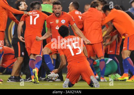 Juni 2016: East Rutherford, New Jersey, USA S - Chile-Verteidiger MAURICIO ISLA (4) und Chile-Verteidiger JEAN BEAUSEJOUR (15) feiern Chiles Sieg im COPA America Centenario USA 2016 im MetLife Stadium in East Rutherford New Jersey Chile besiegt Argentinien 0 zu (4 zu 2 im Elfmeterschießen) (Credit Image: © Brooks von Arx via ZUMA Wire) Stockfoto
