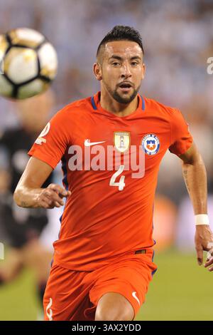 Juni 2016: East Rutherford, New Jersey, USA Der chilenische Verteidiger MAURICIO ISLA (4) wird im Finale des COPA America Centenario USA 2016 im MetLife Stadium in East Rutherford New Jersey gesehen Chile besiegt Argentinien mit 0 zu 0 (4 zu 2 bei Strafstößen) (Bild: © Brooks von Arx via ZUMA Wire) Stockfoto