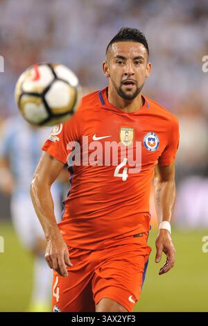 Juni 2016: East Rutherford, New Jersey, USA Der chilenische Verteidiger MAURICIO ISLA (4) wird im Finale des COPA America Centenario USA 2016 im MetLife Stadium in East Rutherford New Jersey gesehen Chile besiegt Argentinien mit 0 zu 0 (4 zu 2 bei Strafstößen) (Bild: © Brooks von Arx via ZUMA Wire) Stockfoto