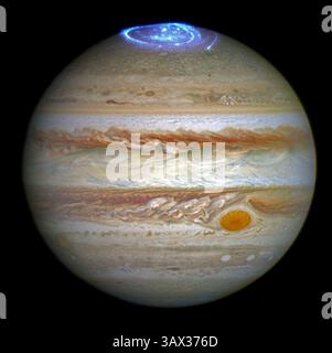 Juni 30, 2016 - Auroren in Jupiters Atmosphäre. Hubble fängt Auroras in Jupiters Atmosphäre ein - 30 Juni 2016..Astronomen benutzen das NASA/ESA Hubble Weltraumteleskop um Auroras zu studieren ? Atemberaubende Lichtshows in der Atmosphäre eines Planeten? Auf den Polen des größten Planeten des Sonnensystems, Jupiter. Dieses Beobachtungsprogramm wird durch Messungen der NASA-Raumsonde Juno unterstützt, die sich derzeit auf dem Weg nach Jupiter befindet. Die außergewöhnlich lebendigen Leuchten, die in den neuen Beobachtungen gezeigt werden, werden als Auroras bezeichnet. Sie entstehen, wenn hochenergetische Partikel in die Atmosphäre eines Planeten in der Nähe seiner Magnetpole A gelangen Stockfoto