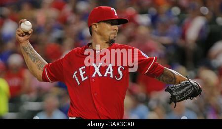 9. Juli 2016: Arlington, TX, USA – der Pitcher der Texas Rangers Kyle Lohse wirft am Samstag, den 9. Juli 2016, im Globe Life Park in Arlington, Texas im dritten Inning gegen die Minnesota Twins. (Bild: © Rodger Mallison/TNS via ZUMA Wire) Stockfoto