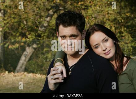 15. Dezember 2006: Hollywood, Kalifornien, USA: Die britische Schauspielerin Emily Blunt und ihr Freund Singer Songwriter Michael Buble feiern ihre beiden Nominierungen für den Golden Globe. Die Schauspielerin wurde für die beste Darstellerin in einer Nebenrolle für den Film „ der Teufel trägt Prada“ nominiert und für die beste Darbietung einer Nebenrolle in einer Serie, Mini-Serie oder einem Fernsehfilm für Gideons Tochter. Die beiden waren über die gute Nachricht überglücklich (Credit Image: © Armando Gallo/ZUMA Studio). Stockfoto