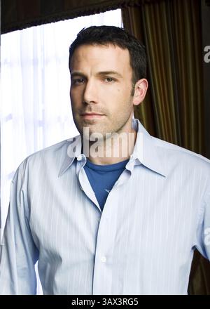 27. März 2009 – Hollywood, Kalifornien, USA – BEN AFFLECK wirbt für „State of Play“. Benjamin Geza Affleck-Boldt (* 15. August 1972), besser bekannt als Ben Affleck, ist ein US-amerikanischer Schauspieler und Filmemacher. Er begann seine Karriere als Kinderdarsteller und spielte in der PBS-Serie The Voyage of the Mimi (1984, 1988). Später trat er in der Coming-of-Age-Komödie Dazed and Confused (1993) und in verschiedenen Kevin Smith Filmen auf, darunter Chasing Amy (1997) und Dogma (1999). Affleck wurde berühmt, als er und sein Jugendfreund Matt Damon den Golden Globe and Academy Award für das beste Originaldrehbuch für Goo gewann Stockfoto