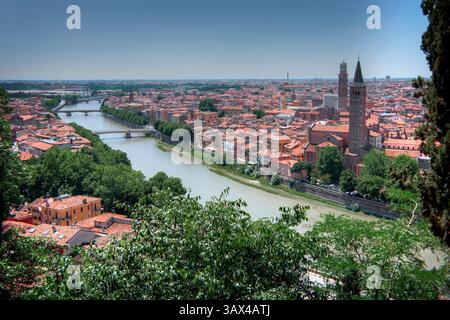 Panoramablick auf Verona, Italien, mit der Etsch, historischen Gebäuden und ikonischer Architektur unter einem klaren blauen Himmel. Stockfoto