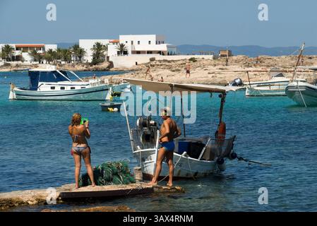 September 2015 - Formentera, Spanien - Els Pujols Strand in Formentera. Touristen machten Fotos mit einem traditionellen Fischerboot am Sommertag. LlaÃ¼t. (Bild: © Sergi Reboredo/ZUMA Wire/ZUMAPRESS.com) Stockfoto