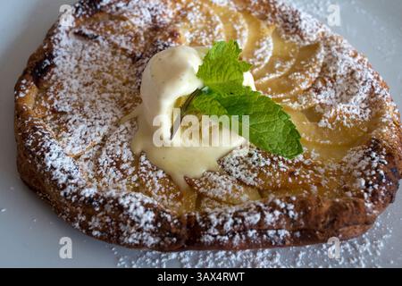 September 2015 - Formentera, Spanien - Apfelkuchen im Luxusboutique-Hotel Gecko, Strand Migjorn, Insel Formentera, Balearen, Spanien, Europa. (Bild: © Sergi Reboredo/ZUMA Wire/ZUMAPRESS.com) Stockfoto