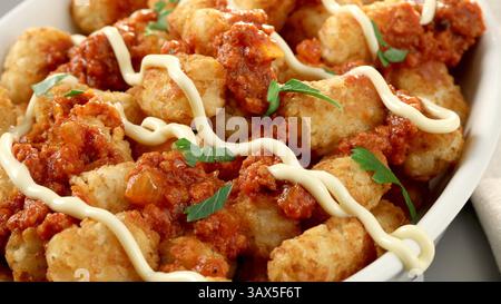 29. Februar 2016 – Chicago, IL, USA – Tater Tots werden in PA-tot-as-Bravas verwandelt, ein Spiel auf dem spanischen Gericht Patatas bravas mit einer scharfen Tomaten-Chorizo-Sauce, dazu Mayo und Petersilie. (Bild: © Michael Tercha/TNS via ZUMA Wire) Stockfoto