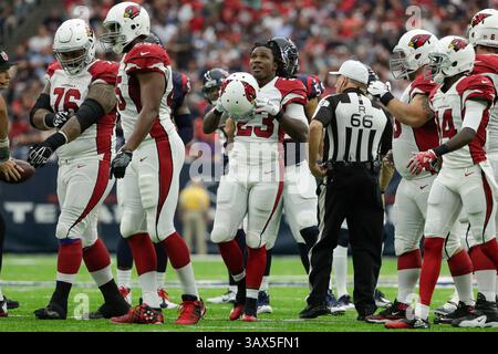 28. August 2016: Arizona Cardinals Running Back Chris Johnson (23) beobachtet das Replay Board, während er seinen Helm während des NFL Preseason Game zwischen den Arizona Cardinals und den Houston Texans im NRG Stadium in Houston, Texas, wieder aufsetzt. Die Texaner besiegten die Kardinäle 34-24 Tim Warner/CSM. (Kreditbild: &Copy; Tim Warner/Cal Sport Media via ZUMA Wire) Stockfoto