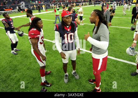 AUG 282016: DeAndre Hopkins (10) spricht mit Larry Fitzgerald (11, rechts) und D.J. Swearinger (36, links), nachdem die Texaner 34-24 im NRG Stadium in Houston, Texas, gewonnen hatten. Kreditbild: Erik Williams/Cal Sport Media. (Kreditbild: &Copy; Erik Williams/Cal Sport Media/Cal Sport Media via ZUMA Wire) Stockfoto