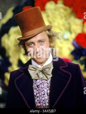 GENE WILDER, (* 11. Juni 1933 in Jerome Silberman, geboren am 28. August 2016) war ein US-amerikanischer Schauspieler, Drehbuchautor, Filmregisseur und Autor. Bekannt wurde er durch die Hauptrolle in dem Film Willy Wonka in Willy Wonka & The Chocolate Factory von 1971, sowie durch die M. Brooks Komödien Blazing Saddles und Young Frankenstein, die Wilder mitschrieb und für das Paar eine Academy Award Nominierung für das beste adaptierte Drehbuch erhielt. Wilder starb im Alter von 83 Jahren an den Folgen der Alzheimer-Krankheit. GENE WILDER als Willy Wonka in einer Szene aus dem Film Willy Wonka und die Schokolade aus dem Jahr 1971 Stockfoto
