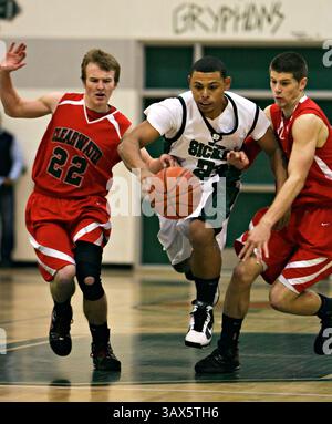 Februar 2010 - St. Petersburg, Florida, USA - DANIEL WALLACE | Times. TP 318924 WALL bball 1 (02/27/2010 Tampe) Sickles' Jordan Davis (23), Mitte, Schlachten mit Clearwater's Cory Carden (22) links und Joey Nungeser (23) während der ersten Periode. ZUSAMMENFASSUNG DES SPIELS: Das regionale Finale der Klasse 5A für Jungen, Clearwater an der Sickles High School. [DANIEL WALLACE, Times] (Bild: © St. Petersburg Times/ZUMApress.com) Stockfoto