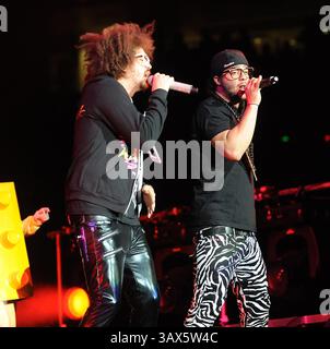 19. Februar 2010: Raleigh, North Carolina; USA: Rap-Künstler REDFOO aka Stefan Gordy und SKY BLU aka Skyler Gordy von der Band LMFAO treten live auf, während ihre Tour 2010 einen Halt im RBC Center in Raleigh macht. Copyright 2010 Jason Moore. (Bild: © Jason Moore/ZUMApress.com) Stockfoto