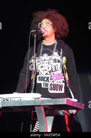 19. Februar 2010: Raleigh, North Carolina; USA: Rap-Künstler REDFOO aka Stefan Gordy von der Band LMFAO tritt live auf, während ihre Tour 2010 einen Halt im RBC Center in Raleigh macht. Copyright 2010 Jason Moore. (Bild: © Jason Moore/ZUMApress.com) Stockfoto