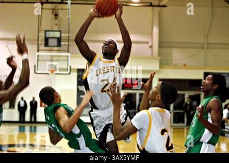 Februar 2010 - St. Petersburg, Florida, USA - MELISSA LYTTLE | Times. SP 319403 LYTT BASKETBALL 3 (02/27/2010 St. Petersburg) Lakewood-Wachmann LaDarius Barnes (24) bekommt beim Regionalfinale gegen die Fort Myers High School Samstagabend im Eckerd College einen guten Blick auf den Korb. Fort Myers gewann mit 79:65 und erreichte am nächsten Wochenende das Finale in Lakeland. [MELISSA LYTTLE, Times] (Bild: © St. Petersburg Times/ZUMApress.com) Stockfoto