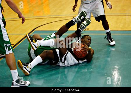 Februar 2010 - St. Petersburg, Florida, USA - MELISSA LYTTLE | Times. SP 319403 LYTT BASKETBALL 4 (02/27/2010 St. Petersburg) Bernard Reedy (4) von Lakewood sucht nach dem Foul-Call, während er in einem regionalen Finale am Samstagabend im Eckerd College um den Ball gegen Fort Myers James Joseph (21) kämpft. Fort Myers gewann 79-65 und wird am nächsten Wochenende in Lakeland ins Finale vorrücken. [MELISSA LYTTLE, Times] (Bild: © St. Petersburg Times/ZUMApress.com) Stockfoto