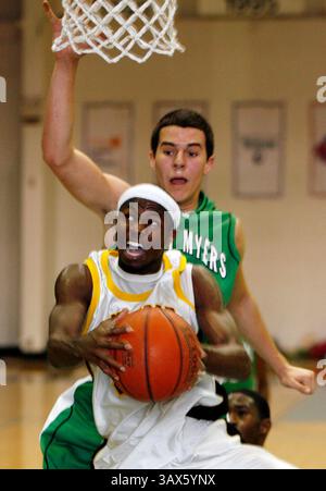 Februar 2010 - St. Petersburg, Florida, USA - MELISSA LYTTLE | Times. SP 319403 LYTT BASKETBALL 2 (02/27/2010 St. Petersburg) LaDarius Barnes (24) von Lakewood greift den Rückprall über die Spitze von ft. Myers Matt Yance (20) während des letzten Samstag Abend im Eckerd College. Fort Myers gewann mit 79:65 und wird am nächsten Wochenende in Lakeland ins Finale vorrücken. [MELISSA LYTTLE, Times] (Bild: © St. Petersburg Times/ZUMApress.com) Stockfoto