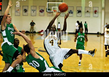 Februar 2010 - St. Petersburg, Florida, USA - MELISSA LYTTLE | Times. SP 319403 LYTT BASKETBALL  (02/27/2010 St. Petersburg) Lakewood-Wachmann Bernard Reedy (4) wird von drei Verteidigern während des Lakewood-Regionalfinales gegen die Fort Myers High School am Samstagabend im Eckerd College aus dem Gleichgewicht gebracht. Fort Myers gewann mit 79:65 und erreichte am nächsten Wochenende das Finale in Lakeland. [MELISSA LYTTLE, Times] (Bild: © St. Petersburg Times/ZUMApress.com) Stockfoto