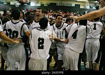 Februar 2010 - St. Petersburg, Florida, USA - DANIEL WALLACE | Times. TP 318924 WALL bball 3 (02/27/2010 Tampe) die Sickles Gryphons sind nach dem Sieg über Clearwater 48–46 wild. ZWEITE HALBZEIT: Das regionale Finale der Klasse 5A für Jungen, Clearwater an der Sickles High School. Sickles gewann 48:46. [DANIEL WALLACE, Times] (Bild: © St. Petersburg Times/ZUMApress.com) Stockfoto
