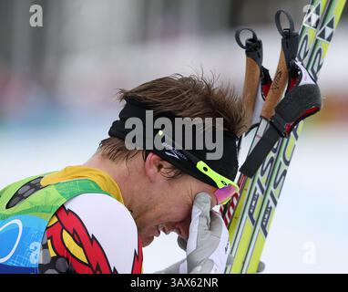 Februar 2010 - Whistler, BC, Kanada - WHISTLER, BC: 28. FEBRUAR 2010 -- Kanadier Devon Kershaw kann seine Trauer nicht mehr aufhalten, nachdem er während der Olympischen Spiele 2010 am Sonntag, 28. Februar 2010, eine Medaille im 50 km langen Massenstart der Männer im Whistler Olympic Park in Whistler, BC, verpasst hat. Der Norweger Petter Northug gewann die Goldmedaille. (Peter J. Thompson / Canwest News Service) CNS-OLY-XCanada (Kreditbild: © CanWest/ZUMApress.com) Stockfoto