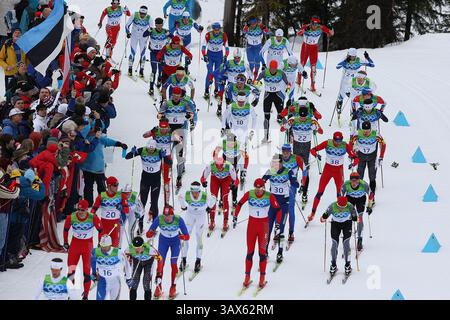 Februar 2010 - Whistler, BC, Kanada - WHISTLER, BC: 28. FEBRUAR 2010 -- die Teilnehmer nehmen an den 50 km langen Massenstart der Männer im Whistler Olympic Park in Whistler, BC, während der Olympischen Spiele 2010 am Sonntag, 28. Februar 2010 Teil. Der Norweger Petter Northug gewann die Goldmedaille. (Peter J. Thompson / Canwest News Service) CNS-OLY-XCanada (Kreditbild: © CanWest/ZUMApress.com) Stockfoto