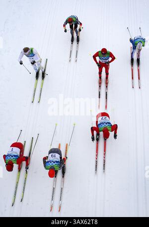 Februar 2010 - Whistler, BC, Kanada - WHISTLER, BC: 28. FEBRUAR 2010 -- die Teilnehmer nehmen an den 50 km langen Massenstart der Männer im Whistler Olympic Park in Whistler, BC, während der Olympischen Spiele 2010 am Sonntag, 28. Februar 2010 Teil. (Peter J. Thompson / Canwest News Service) CNS-OLY-XCanada (Kreditbild: © CanWest/ZUMApress.com) Stockfoto