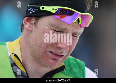 Februar 2010 - Whistler, BC, Kanada - WHISTLER, BC: 28. FEBRUAR 2010 -- Kanadier Devon Kershaw kann seine Trauer nicht mehr aufhalten, nachdem er während der Olympischen Spiele 2010 am Sonntag, 28. Februar 2010, eine Medaille im 50 km langen Massenstart der Männer im Whistler Olympic Park in Whistler, BC, verpasst hat. Der Norweger Petter Northug gewann die Goldmedaille. (Peter J. Thompson / Canwest News Service) CNS-OLY-XCanada (Kreditbild: © CanWest/ZUMApress.com) Stockfoto