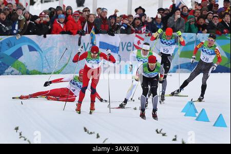 Februar 2010 - Whistler, BC, Kanada - WHISTLER, BC: 28. FEBRUAR 2010 -- Kanadier Devon Kershaw (GANZ RECHTS #28) bereitet sich auf den Rückzug vor, als der Schweizer Dario Cologna (GANZ LINKS #4) fällt und Norweger Petter Northug (2. LINKS #1) die Goldmedaille mit dem deutschen Axel Teichmann (RECHTS VORNE) gewinnt, um das Silber im 50 km langen Massenstart der Männer im Whistler Olympic Park, in Whistler, BC, während der Olympischen Spiele 2010, Sonntag, 28. Februar 2010, zu holen. (Peter J. Thompson / Canwest News Service) CNS-OLY-XCanada (Kreditbild: © CanWest/ZUMApress.com) Stockfoto
