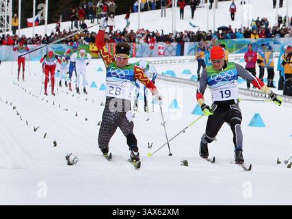 Februar 2010 - Whistler, BC, Kanada - WHISTLER, BC: 28. FEBRUAR 2010: Devon Kershaw, Kanadier, VERLIESS während der Olympischen Spiele 2010 am Sonntag, 28. Februar 2010, den Deutschen Tobias Angerer für den vierten Platz in der 50 km-Messe im Whistler Olympic Park in Whistler, BC. Kershaw belegte den fünften Platz, während der Norweger Petter Northug die Goldmedaille gewann. (Peter J. Thompson / Canwest News Service) CNS-OLY-XCanada (Kreditbild: © CanWest/ZUMApress.com) Stockfoto