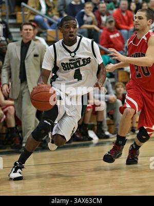 Februar 2010 - St. Petersburg, Florida, USA - DANIEL WALLACE | Times. TP 318924 WALL bball 10 (02/27/2010 Tampe) Sickles Rashawn Rembert (4) fährt in der ersten Hälfte des Class 5A Jungen Basketball-Regionalfinales an der Sickles High School gegen Clearwater's Matt O’Donnell in den Korb. [DANIEL WALLACE, Times] (Bild: © St. Petersburg Times/ZUMApress.com) Stockfoto