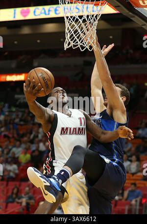 19. Januar 2017 - Miami, FL, USA - die Miami Heat's Dion Kellner, links, gehen am Donnerstag, 19. Januar 2017 in Miami in den Korb gegen Dwight Powell der Dallas Mavericks. Die Hitze hat gewonnen, 99-95. (Kreditbild: © Pedro Portal/TNS via ZUMA Wire) Stockfoto